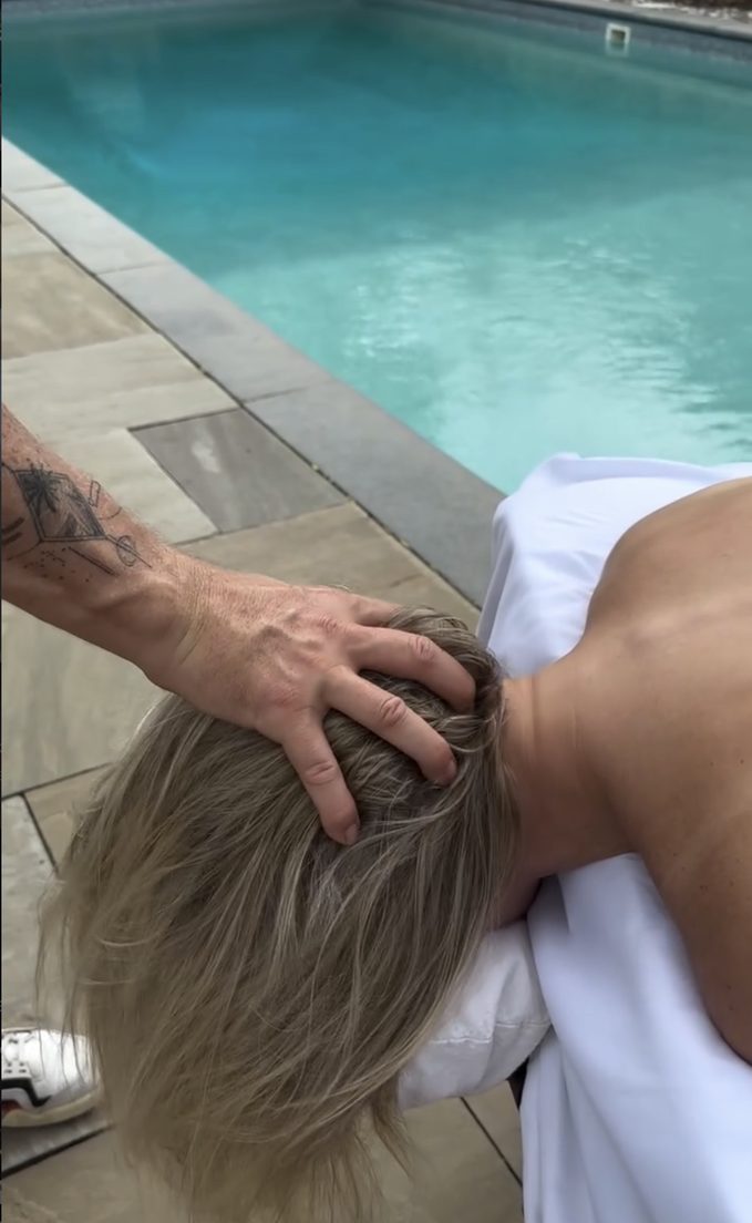 LEEF Massage reel by the pool