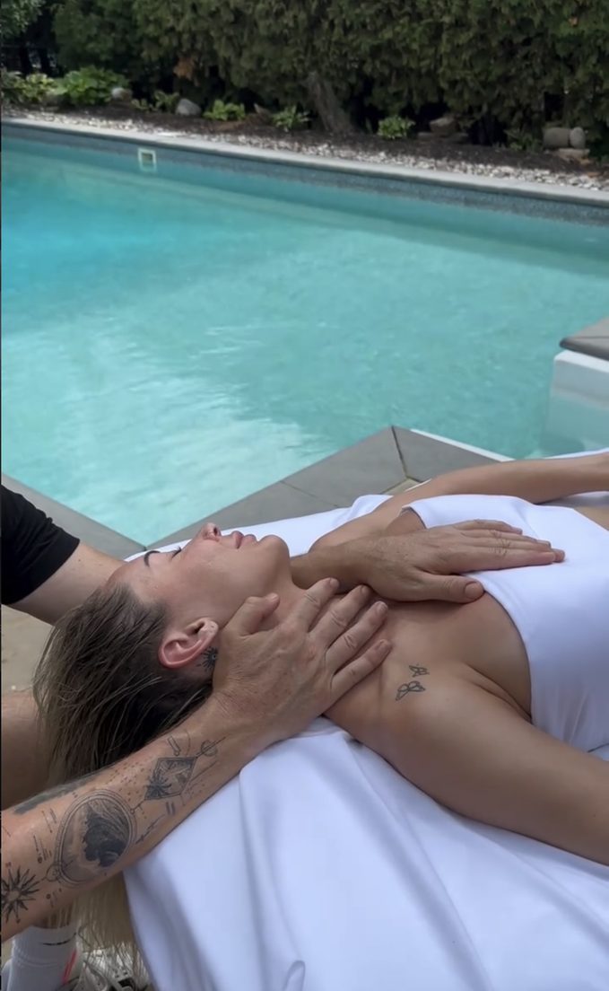 LEEF Massage reel by the pool